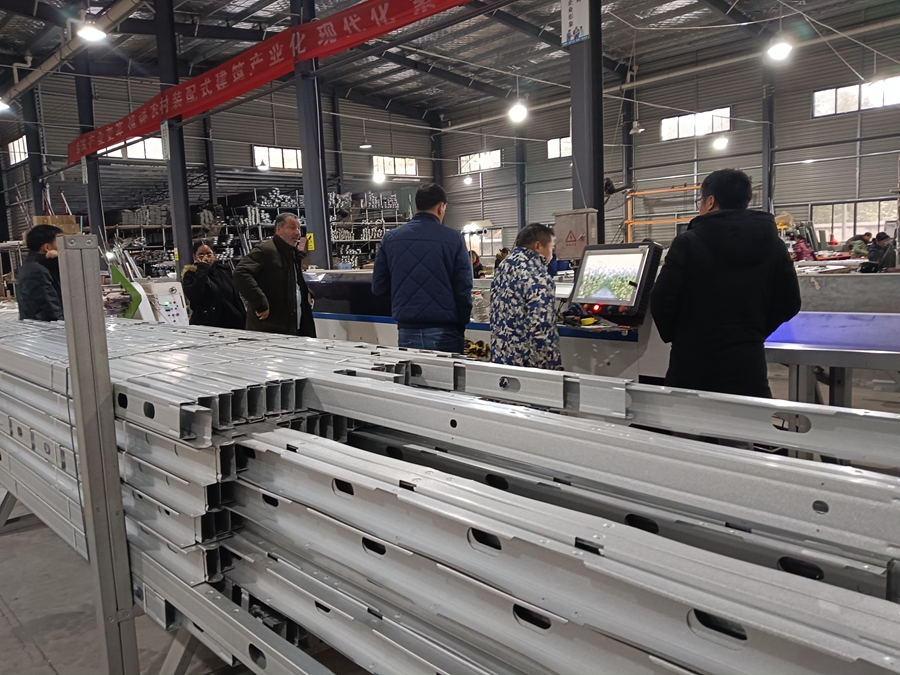 工作人員在向迪拜的合作伙伴介紹公司技術(shù) 工作人員在向迪拜的合作伙伴介紹公司技術(shù)