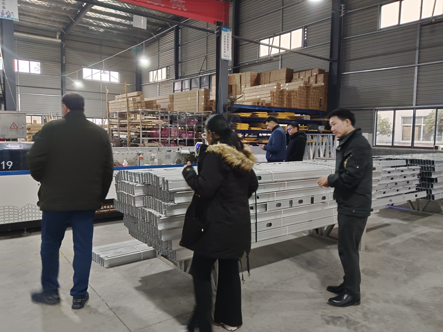 歡迎迪拜合作伙伴到吉馬輕鋼別墅工廠考察,此刻我們將進(jìn)入中東市場(chǎng)！